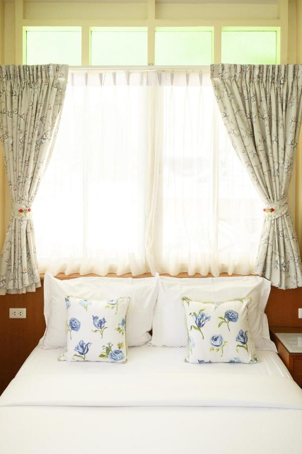 Baan Dinso Hostel Банкок Екстериор снимка