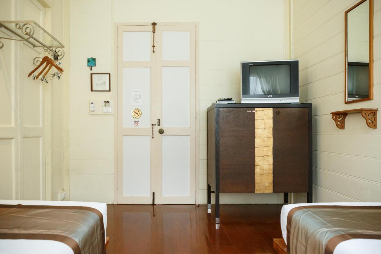Baan Dinso Hostel Банкок Екстериор снимка