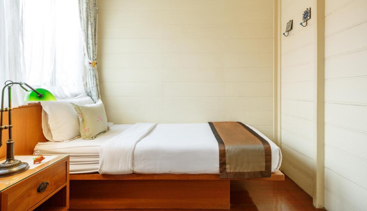 Baan Dinso Hostel Банкок Екстериор снимка
