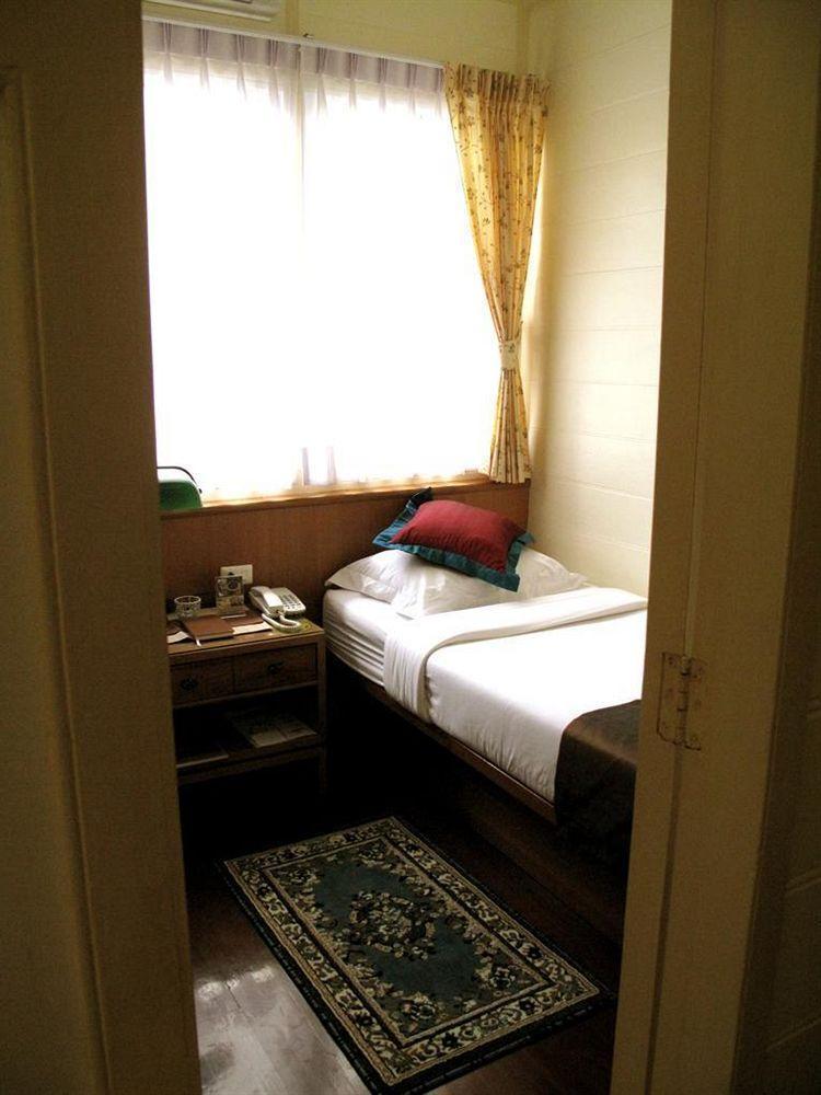 Baan Dinso Hostel Банкок Екстериор снимка