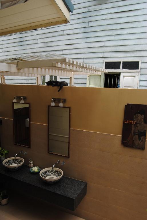 Baan Dinso Hostel Банкок Екстериор снимка