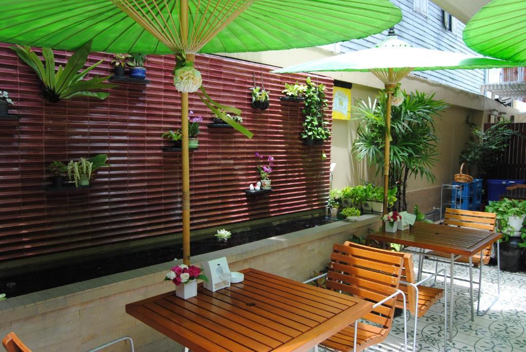 Baan Dinso Hostel Банкок Екстериор снимка