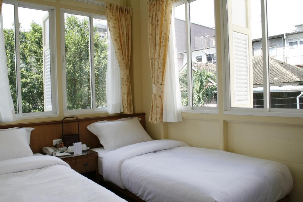 Baan Dinso Hostel Банкок Екстериор снимка