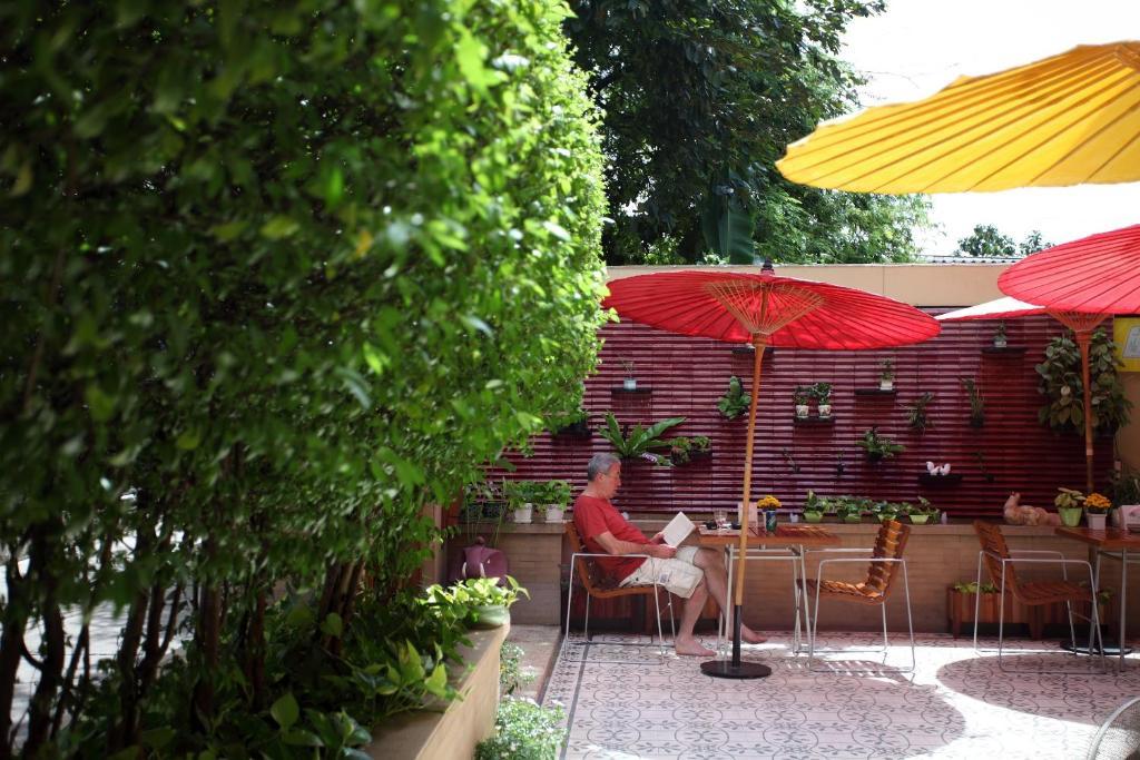 Baan Dinso Hostel Банкок Екстериор снимка